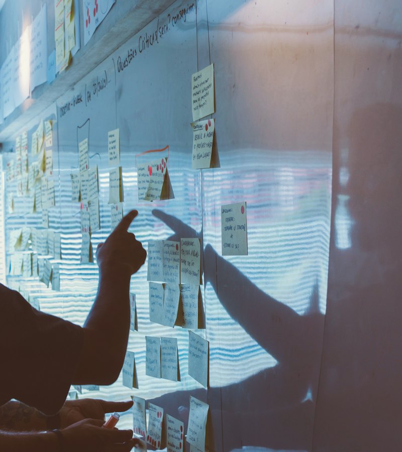 Consultant bij een planbord met notities