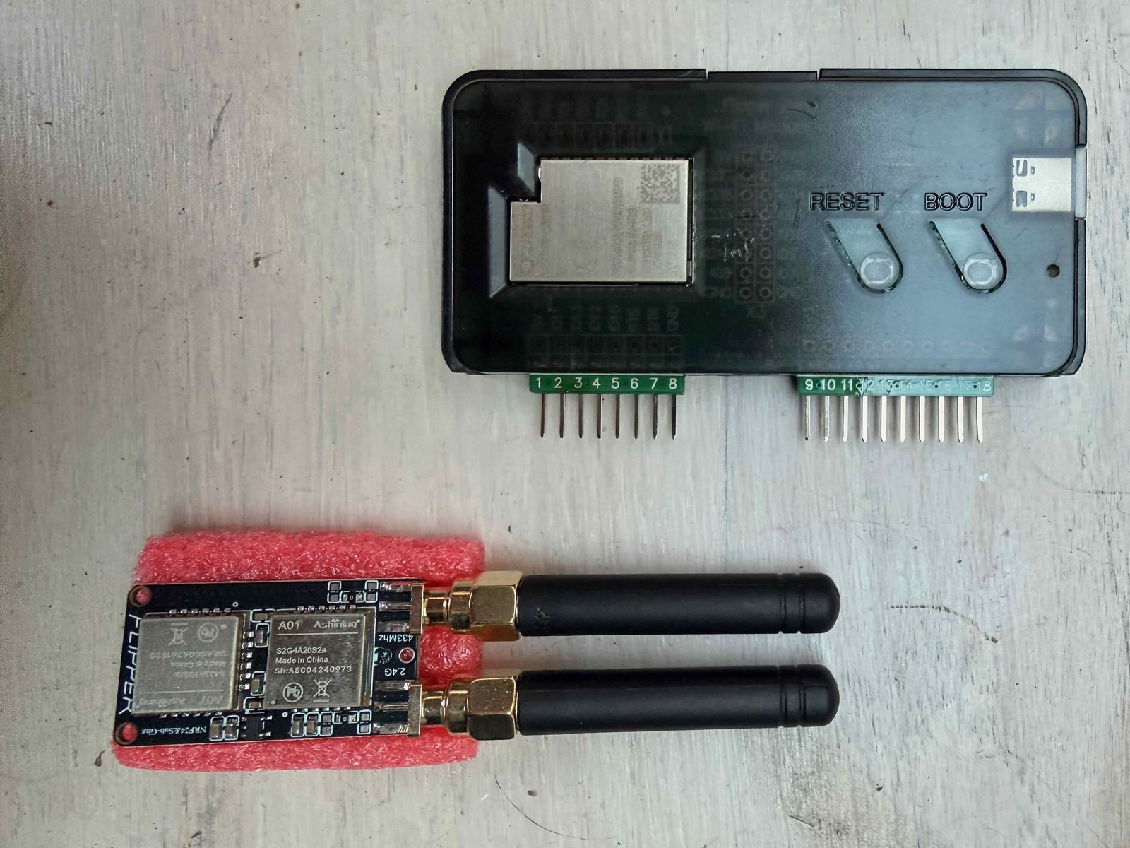 ESP32-bord in behuizing en een NRF24- en Sub-GHz-bord met twee antennes