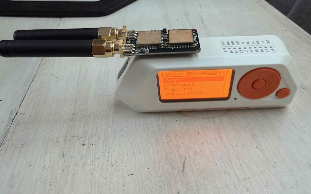 Flipper Zero met een uitbreidingsbord met twee antennes op de GPIO-pinnen