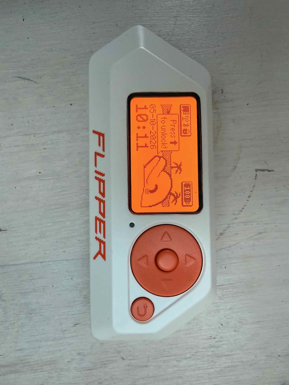Flipper Zero met oranje scherm en bedieningsknoppen