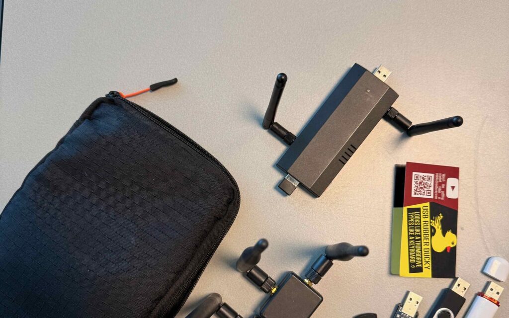 Opbergtas met een Wi-Fi Pineapple, USB-radios en meerdere USB-sticks waaronder een Rubber Ducky
