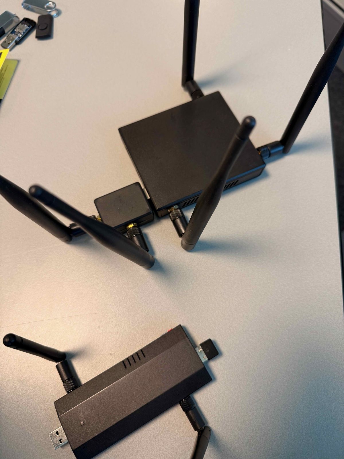 Twee Wi-Fi Pineapple-apparaten met meerdere antennes